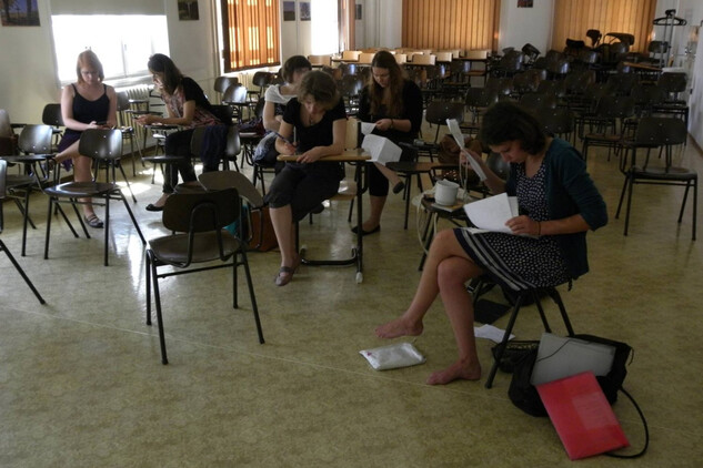 Studenti dějin křesťanského umění Katolické teologické fakulty UK se připravují na terénné průzkum dejvických vil ležících mimo území památkové zóny