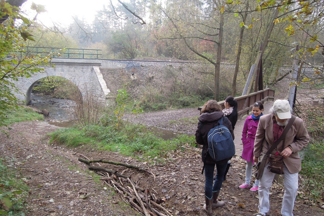 Studentky archeologie vedené památkářem Jakubem Outratou při průzkumu zaniklého industriálu v Dalejském údolí 