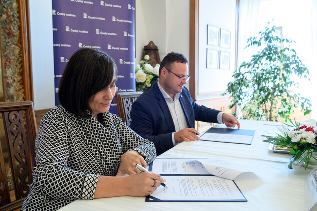 Podpis deklarace o spolupráci NPÚ s Českým rozhlasem | © Zdroj: Český rozhlas, nepodléhá Creative Commons