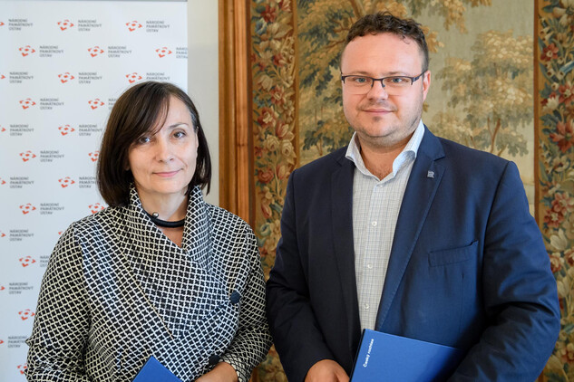 Podpis deklarace o spolupráci NPÚ s Českým rozhlasem | © Zdroj: Český rozhlas, nepodléhá Creative Commons