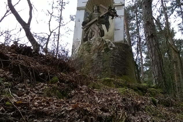 Římovská poutní cesta, zastavení č. 6 - Na hoře Olivetské - kaplička s kamennou sochou anděla (pře restaurováním)