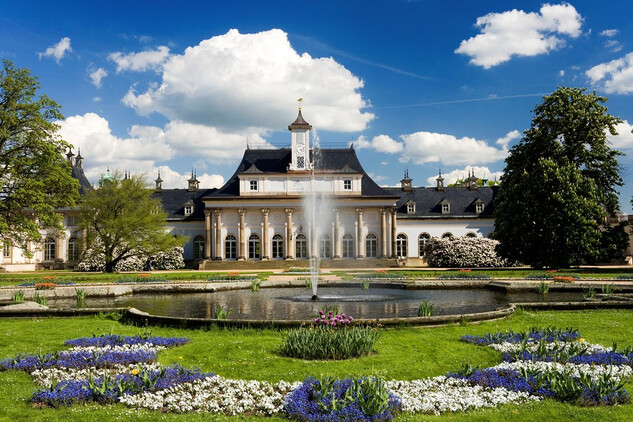 Zámek a park Pillnitz. Zdroj: Staatliche Schlösser, Burgen und Gärten Sachsen gemeinnützige GmbH. Foto nepodléhá licenci Creative Commons.