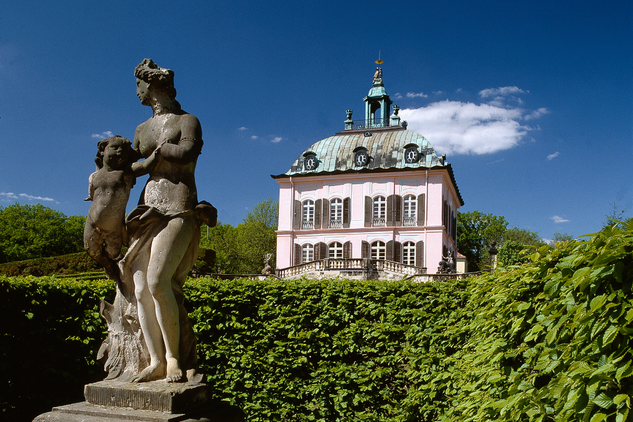 Fasanenschlosschen (bažantí zámeček). Zdroj: Staatliche Schlösser, Burgen und Gärten Sachsen gemeinnützige GmbH. Foto nepodléhá licenci Creative Commons.