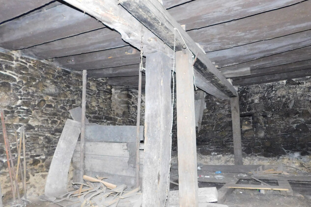 celkový pohled do hlavního sklepa domu čp. 26 s pozdně gotickým trámovým stropem