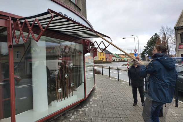 Lipník nad Bečvou, Novosady 17, budova pošty, ukázka obnoveného mechanického systému stínění proskleného parteru stahovací markýzou, foto NPÚ