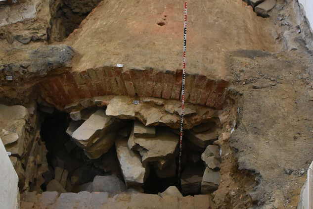 Bílovec, zámek, východní křídlo, místnost M07. Středověká kamenná studna druhotně uzavřená cihlovým krytem. Foto František Kolář, 2024