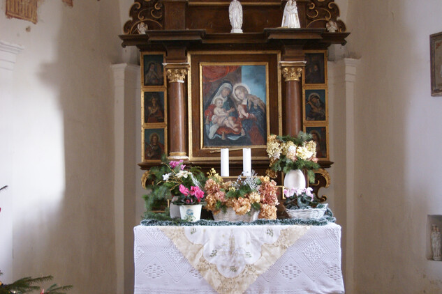 Oltář sv. Anny v kostele sv. Anny ve Smrčku před restaurováním.