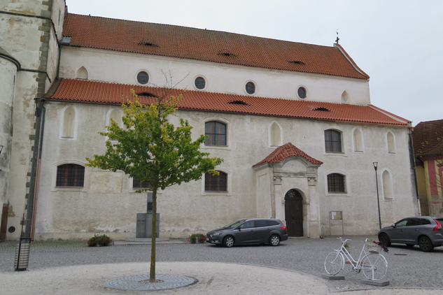 Horažďovice, kostel sv. Petra a Pavla. Za podpory z Programu regenerace MPZ a MPR zde byla realizována obnova krytiny a krovu nad boční lodí a hlavní loď se dočkala nových okapních svodů. (Foto D. Tuma, 2021)