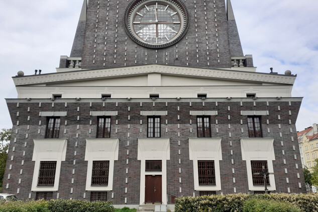 Východní průčelí kostela Nejsvětějšího Srdce Páně na Vinohradech, 11. 5. 2023