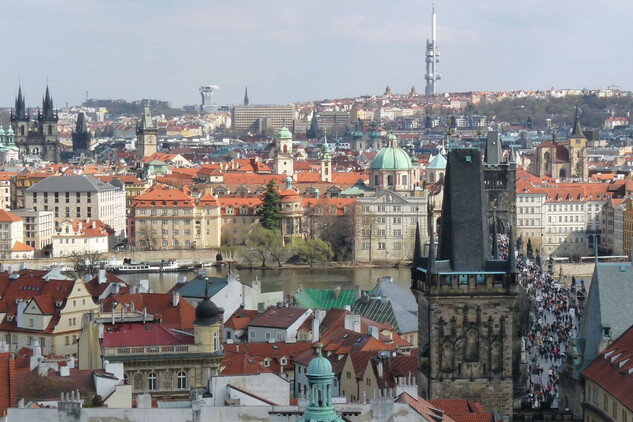 Malostranské a staroměstské věže s horizontem Žižkova z věže kostela sv. Mikuláše (2012)