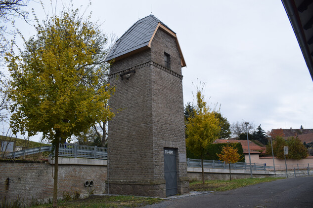 Trafostanice v Nedvězí v listopadu 2021 po skončení rekonstrukce; v jihovýchodní stěně jsou zachovány konzoly sekundárního rozvodu 0,4 kV s izolátory