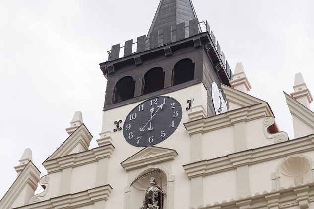 Detail průčelí po obnově s analogickou rekonstrukcí prvku slunce 