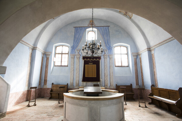 Interiér venkovské synagogy v Polici u Jemnice, východní stěna, stav po obnově (autor: Lucie Herbricková)