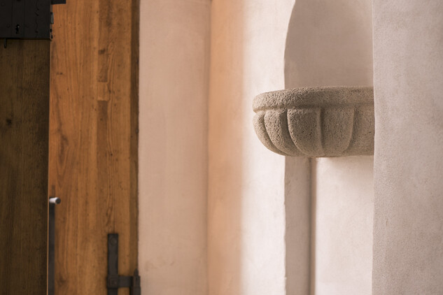 Interiér venkovské synagogy v Polici u Jemnice, kior při vchodu (autor: Lucie Herbricková)