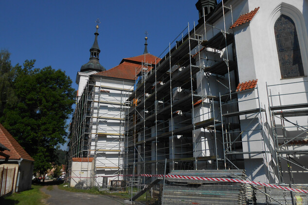 Průběh obnovy fasády kostela Narození Panny Marie v Želivi