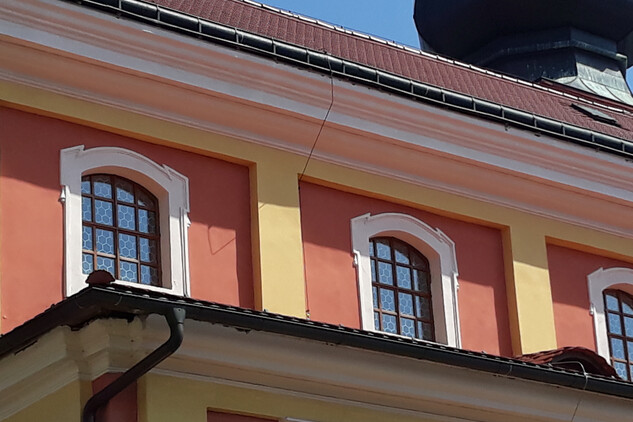Verneřice – kostel sv. Anny, detail oken s nepůvodními šestihrany