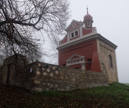 Kaple sv. Víta v Sinutci na Lounsku – celkový pohled, 9. 11. 2017
