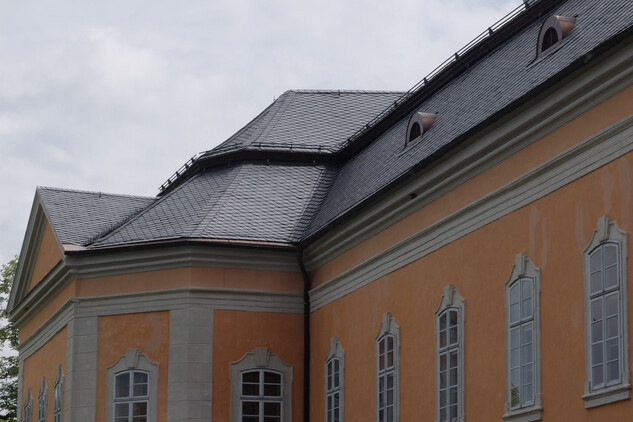 Zámek Petrohrad (Louny) – detail střechy nad zámeckou kaplí s novou krytinou